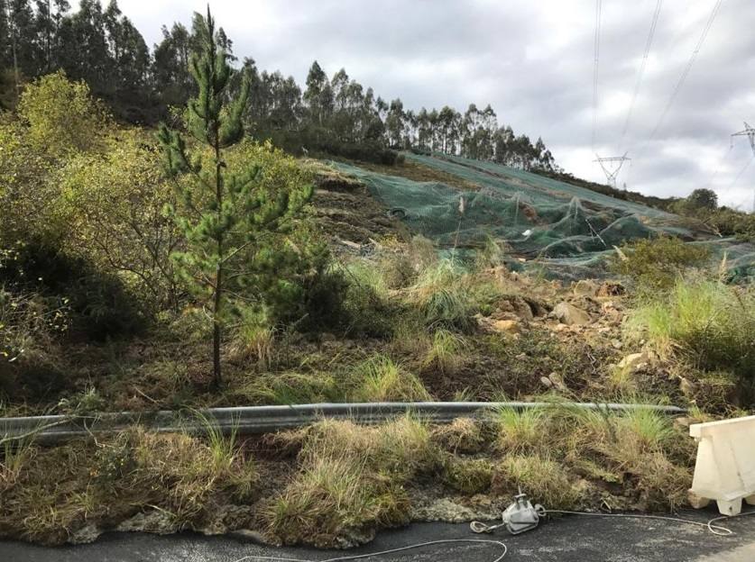 Un espectacular argayo de 80 metros de ancho corta la A-8 en Cantabria