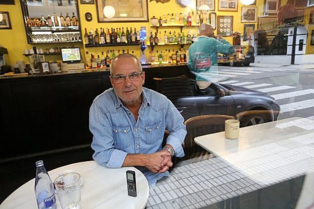 Eladio de Pablo, en el café Gregorio de Gijón y en 1997.