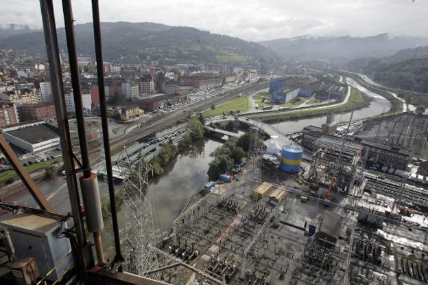 Vista del Río Nalón desde lo alto de la central térmica de Lada, en Langreo. 