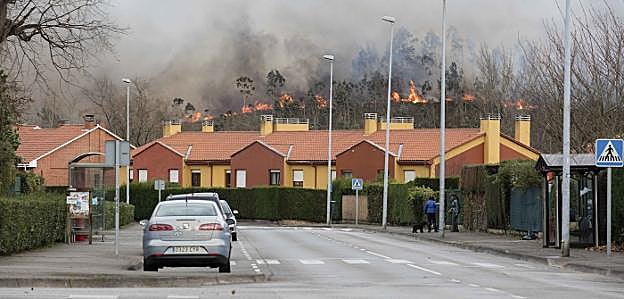 Las llamas cercan la urbanización de La Fresneda en un incendio forestal en el año 2015. 