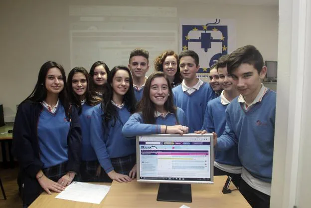 Alumnos de cuarto de la ESO del colegio La Inmaculada en el aula de Informática. 