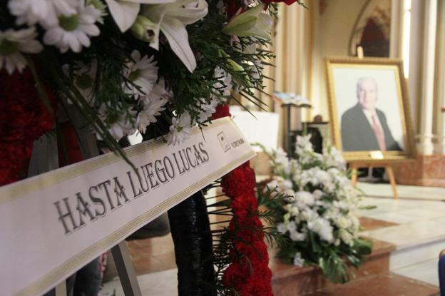 La imagen de Chiquito y una corona con su 'Hasta luego Lucas' durante la misa funeral. :: EUROPA PRESS