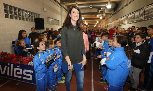 Los jóvenes atletas que acudieron al homenaje hacen pasillo a una Ruth Beitia que no pudo evitar emocionarse. 