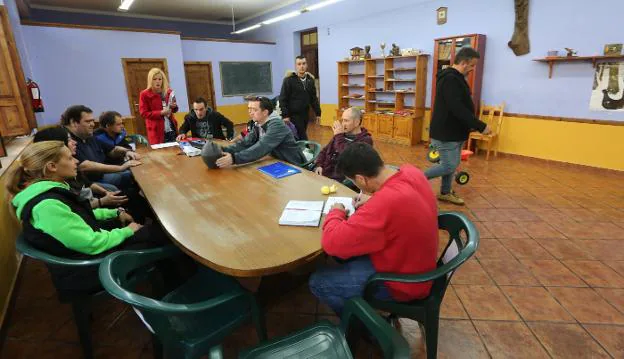 Un grupo de usuarios en una de las sesiones organizadas por Amigos contra la Droga en Piqueros. 