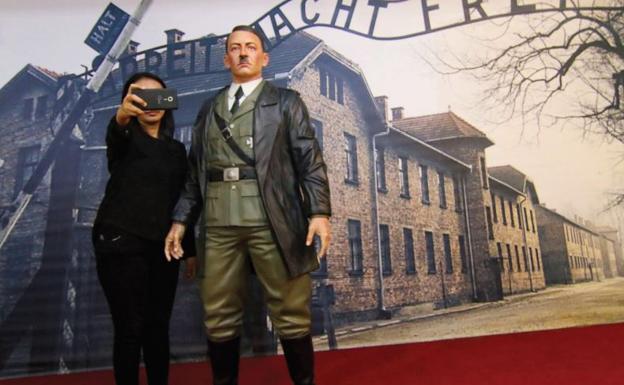 Una visitante se hace un selfi con Hitler en el museo de cera de Yogyakarta.