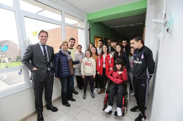 César López, Mariví Monteserín, Rubén Velasco y un grupo de alumnos del centro. 
