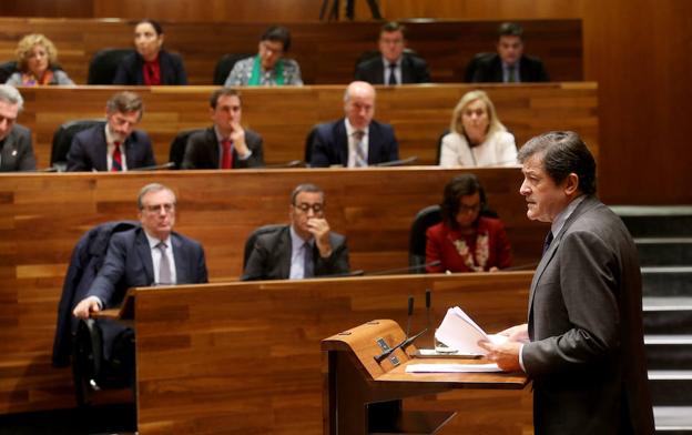 Javier Fernández interviene en la Junta General. 