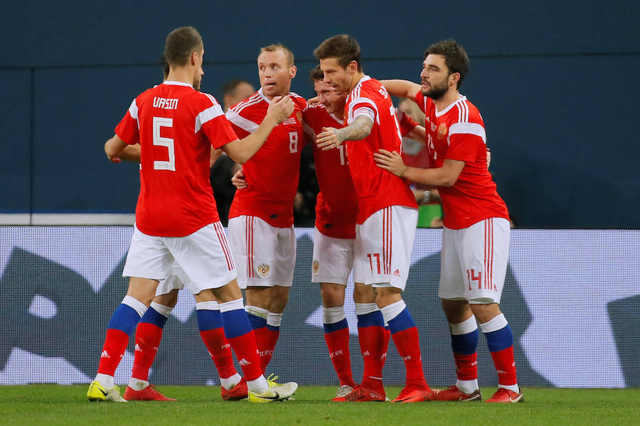 La selección española empató ante Rusia (3-3) en el amistoso disputado en la ciudad de San Petersburgo. Jordi Alba abrió la lata de cabeza y Sergio Ramos anotó dos polémicas penas máximas para los de Lopetegui. Aleksey Miranchuk y Smolov, en dos ocasiones, dieron el empate a los locales.