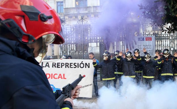 Bomberos de Asturias se concentran contra la 'represión' que dicen sufrir por parte del Principado