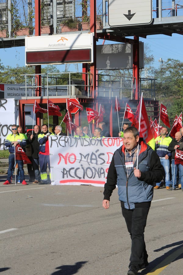 Los trabajadores de Acciona se concentran en Arcelor contra los despidos