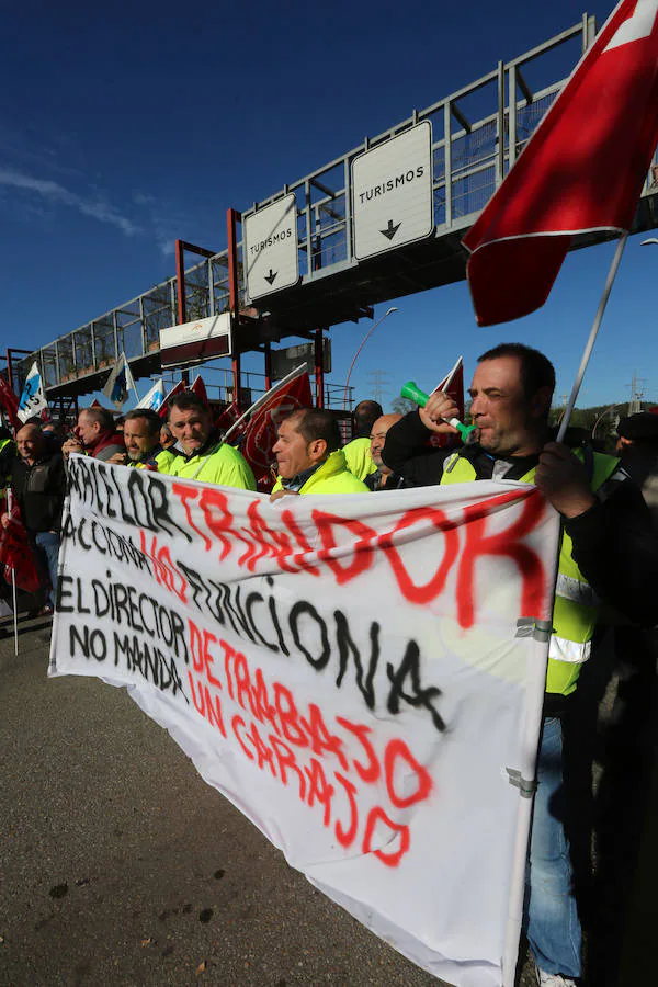 Los trabajadores de Acciona se concentran en Arcelor contra los despidos