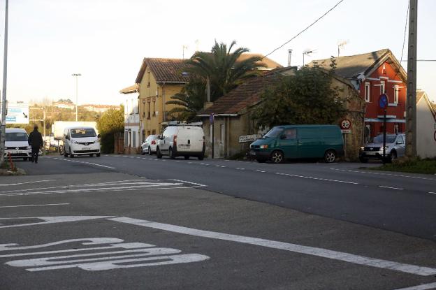 Vista del cruce de El Castro, en Lugones, donde está proyectada una rotonda con una partida de 350.000 euros. 