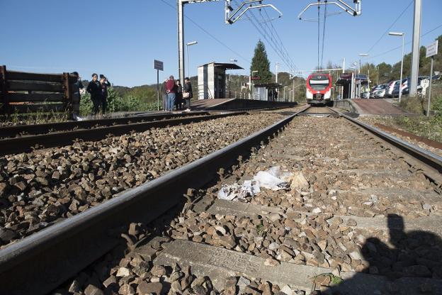 El apeadero de Las Segadas donde el tren arrolló al anciano, sobre las vías se aprecia la bolsa con un repollo destrozado por el impacto. 