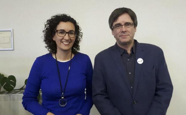 Puigdemont junto a Marta Rovira, en la imagen que la secretaria de ERC ha compartido en Twitter.