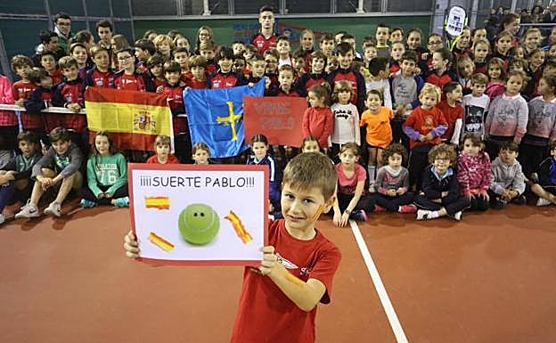 Los pequeños tenistas del Grupo animan a Pablo Carreño