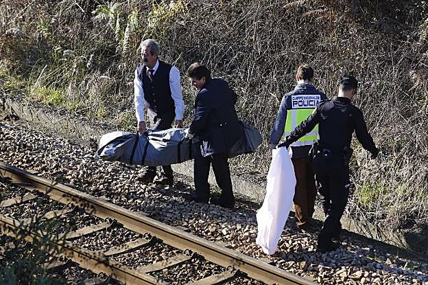 El cuerpo de Josefa García apareció en una canaleta profunda junto a la vía férrea, debajo de su casa. 