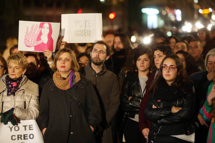 El movimiento feminista ha convocado la concentración celebrada este viernes en Gijón y Oviedo para protestar por el trato que está recibiendo la víctima del juicio que se celebra en Pamplona por una presunta violación grupal cometida en San Fermín.