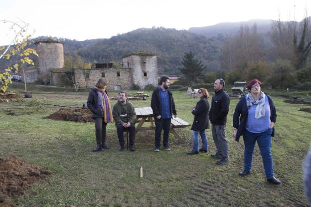 Taboada y Rosón, con vecinos de Olloniego en el área despejada. 