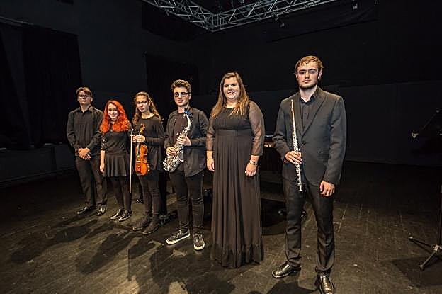 Los seis participantes en el concurso de ayer. 