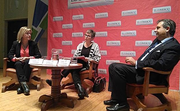 Pilar Vázquez, Cristina Tuero y Esteban Aparicio, durante la jornada.