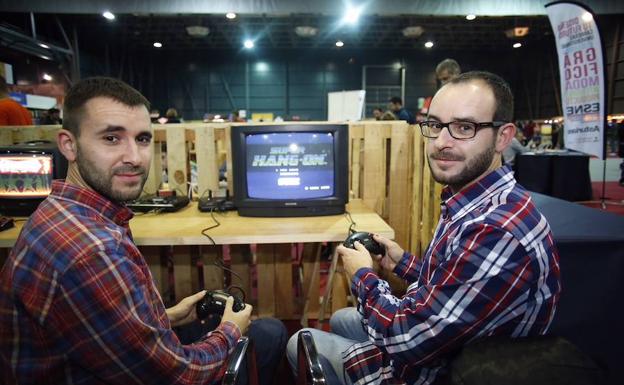 Dos jóvenes participan en la jornada del FIMP. 