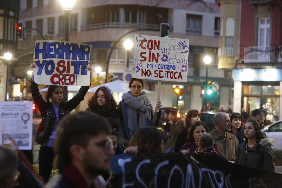 El movimiento feminista ha convocado la concentración celebrada este viernes en El Parchís para protestar por el trato que está recibiendo la víctima del juicio que se celebra en Pamplona por una presunta violación grupal cometida en San Fermín.