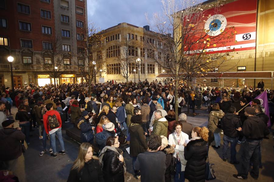 El movimiento feminista ha convocado la concentración celebrada este viernes en El Parchís para protestar por el trato que está recibiendo la víctima del juicio que se celebra en Pamplona por una presunta violación grupal cometida en San Fermín.