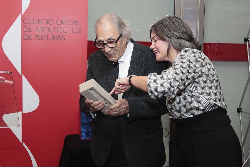 El arquitecto Mariano Marín Rodríguez-Rivas recoge el Premio Castelao