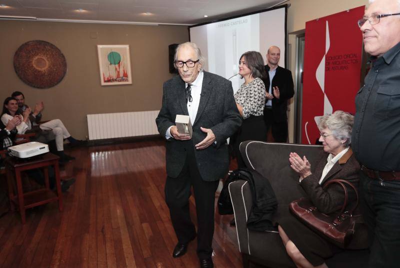 El arquitecto Mariano Marín Rodríguez-Rivas recoge el Premio Castelao