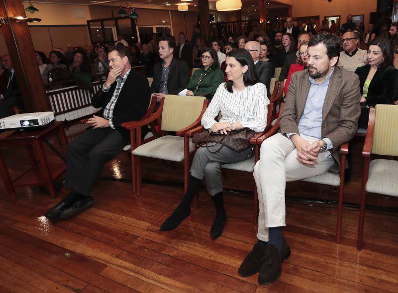 El arquitecto Mariano Marín Rodríguez-Rivas recoge el Premio Castelao