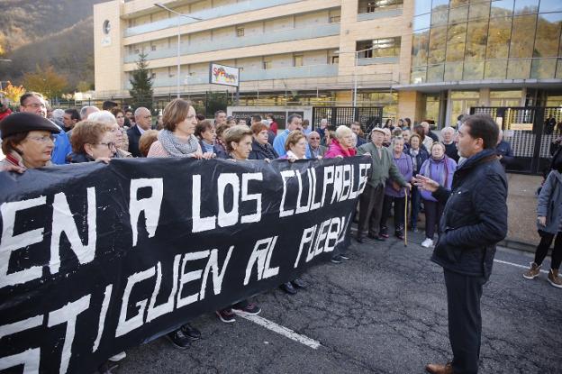 Juan José Pulgar dialoga con los vecinos del Alto Aller que se manifestaron junto a la residencia. 