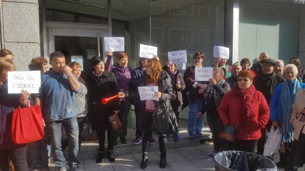 Vecinos de Barredos protestaron delante de la oficina cerrada. 