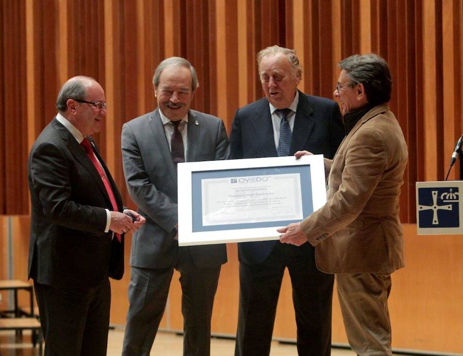 En el intermedio del concierto se rindió homenaje a Francisco Vigil, primer director de la agrupación