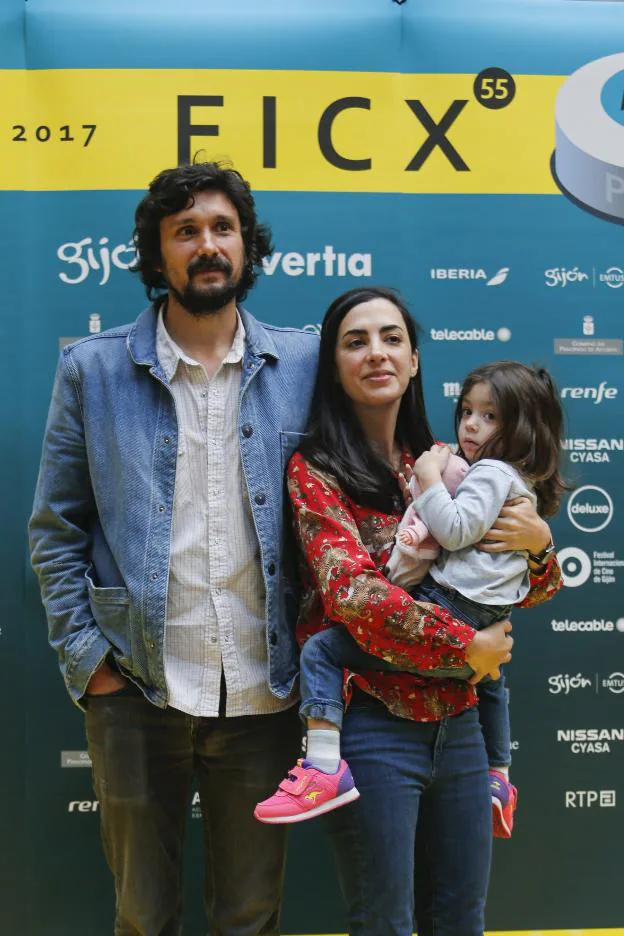 Lisandro Alonso y Constanza Novick, con su hija, ayer en el FICX. 