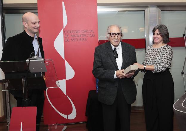 Mariano Marín recibe el premio Castelao de manos de la decana del Colegio de Arquitectos de Asturias, Sonia Puente Landázuri. 