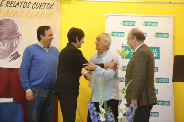 Alejandro Vega y Reyes Ugaldo felicitan a Francisco Javier Fernández, con Leopoldo Tolivar Alas. 