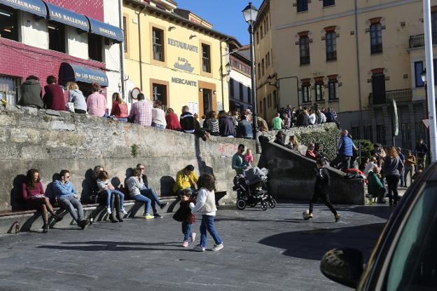 El buen tiempo registrado en Gijón llenó la Cuesta del Cholo, en Cimavilla. 
