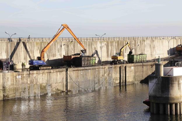 Maquinaria trabajando en las obras de dragado del puerto llanisco, que entran ahora en una segunda fase del proceso. 