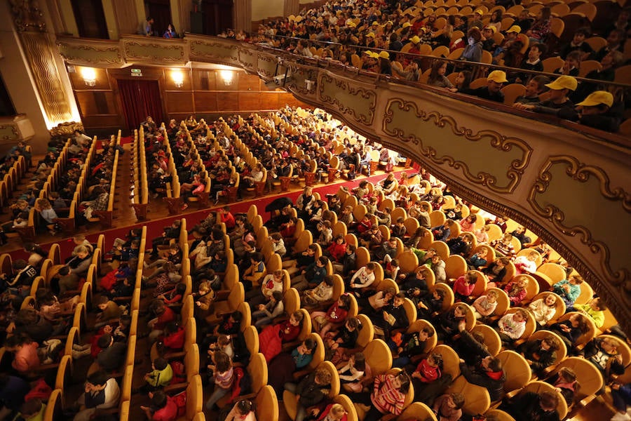 Decenas de escolares asisten en el Teatro Jovellanos de Gijón a las proyecciones del ciclo Enfants Terribles