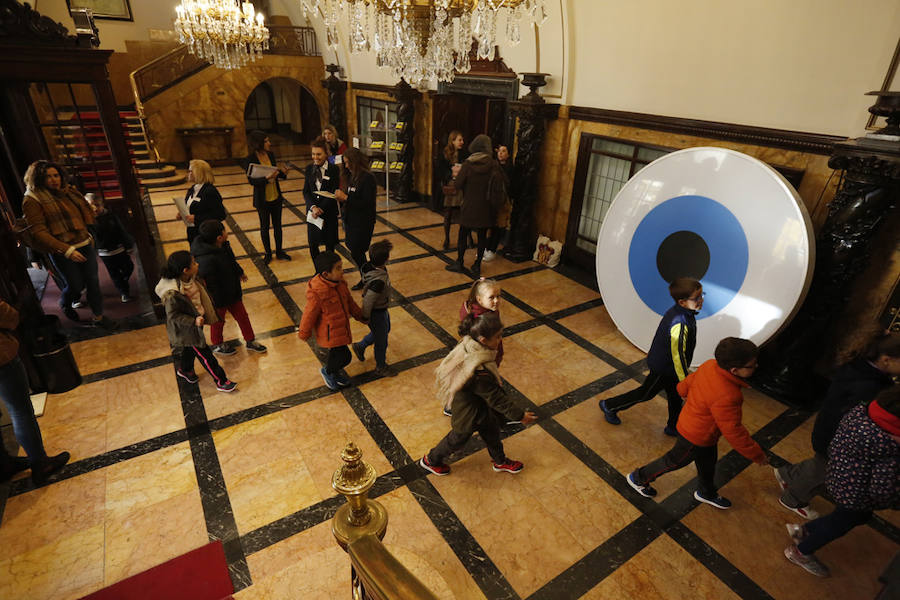 Decenas de escolares asisten en el Teatro Jovellanos de Gijón a las proyecciones del ciclo Enfants Terribles