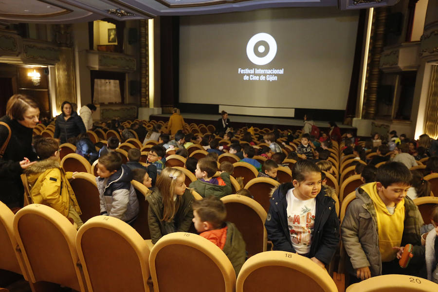 Decenas de escolares asisten en el Teatro Jovellanos de Gijón a las proyecciones del ciclo Enfants Terribles