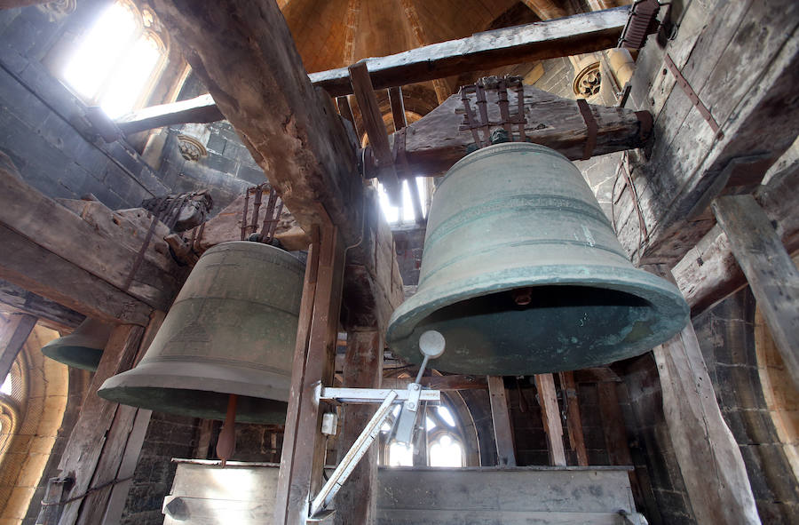 La Wamba (derecha) en el campanario de la Catedral.