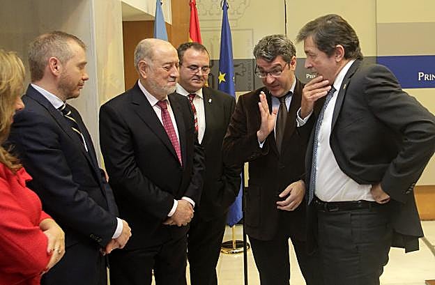 Álvaro Nadal ofrece una explicación ante la mirada del presidente del Principado, Javier Fernández; el delegado del Gobierno, Gabino de Lorenzo, y el consejero de Empleo, Industria y Turismo, Isaac Pola. 