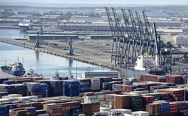 Contenedores de mercancía en un puerto.