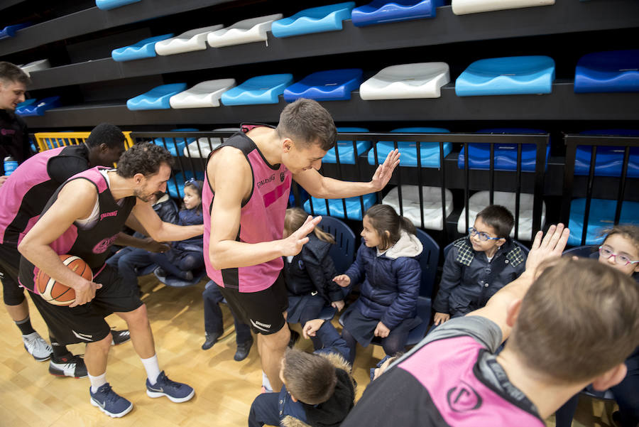 Alumnos de tercero de Primaria del colegio Amor de Dios de Oviedo visitan a los jugadores del Oviedo Baloncesto