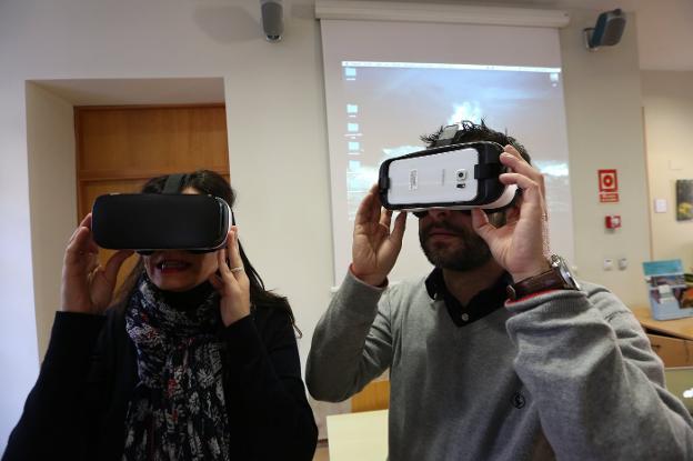 La alcaldesa de Castrillón, Yasmina Triguero, y el edil Manuel Campa con las nuevas gafas 3D. 