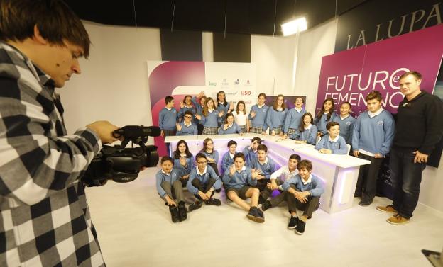 Estudiantes del colegio Santa María del Naranco, después de grabar el informativo. 