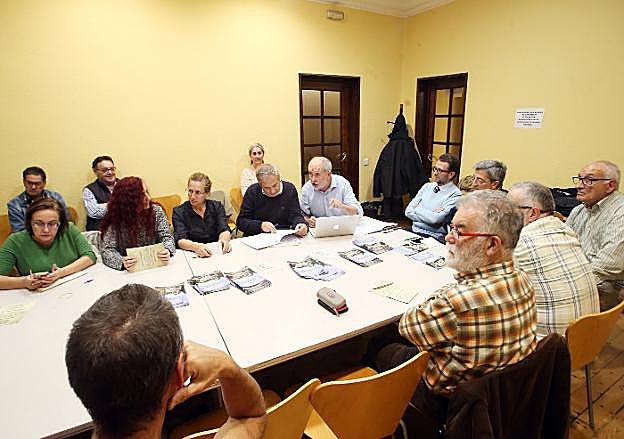El movimiento vecinal, reunido en asamblea. 
