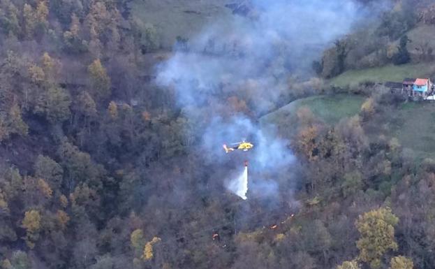 El helicóptero de Bomberos de Asturias sigue trabajando en Nembra.