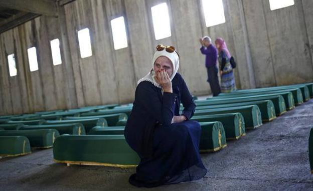 Una mujer llora junto a los restos de nuevas víctimas de Srebrenica hallados en 2015 